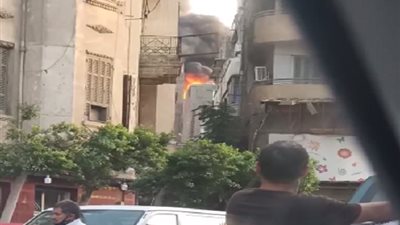 السيطرة على حريق أعلى عقار سكني بمنطقة العتبة.. شاهد