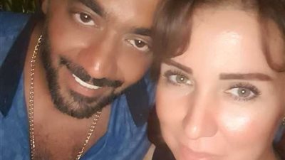 في أحدث ظهور لهما.. لقطة رومانسية تجمع بين أحمد فلوكس وزوجته