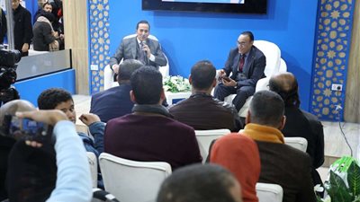 ندوة شعرية بجناح مجلس حكماء المسلمين بمعرض القاهرة للكتاب 2023