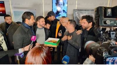 الاحتفال بعيد ميلاد المخرج هادي الباجوري داخل عرض فيلم 