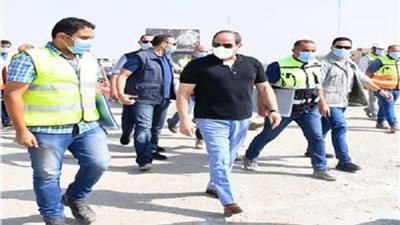 الرئيس السيسي يتفقد تطوير الطرق.. ويشدد على ارتداء الكمامة