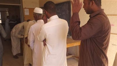 محافظ مطروح يتابع سير العملية الانتخابية في يومها الأول