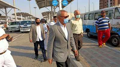 محافظ القليوبية يقوم جولة ميدانية في مواقف شبرا الخيمة