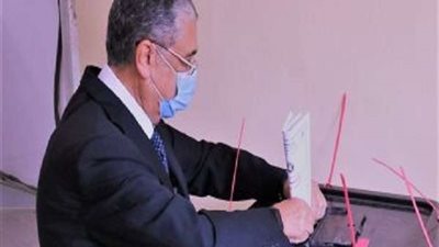 وزير الكهرباء يدلي بصوته في انتخابات مجلس النواب بالعجوزة