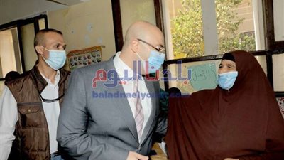 محافظ بني سويف يتفقد عددا من اللجان الانتخابية في اليوم الأول