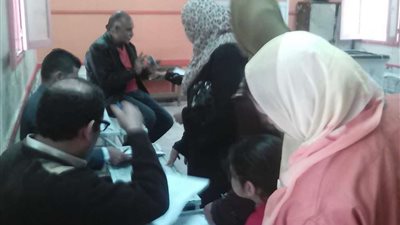 بعد انتهاء فترة الراحة.. توافد الناخبين على صناديق الاقتراع.. والسيدات يتصدرن المشهد