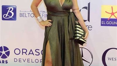 عرضتها للانتقاد.. أبرز إطلالات رانيا يوسف العام الماضي (صور)