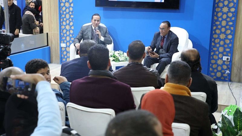 ندوة شعرية بجناح