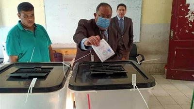 رئيس جامعة حلوان يدلي بصوته في انتخابات مجلس النواب