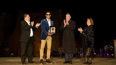 محمد رمضان أثناء تكريمه بمهرجان الأقصر: الفن والسينما بيعيشوا أكثر من فنون الفراعنة