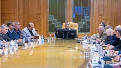 وزير الإنتاج يتابع الموقف التنفيذى للمشروعات الخاصة بالوزارة