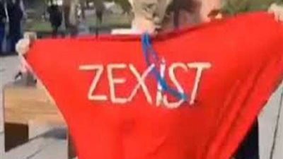 شاهد.. فتاة بدون ملابس داخلية تحتج أمام رئيس دولة أوروبية