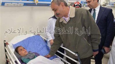 محافظ الإسماعيلية يطمئن على مصابي حادث أبو سلطان أثناء تلقيهم العلاج