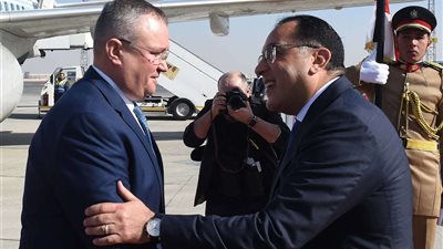 رئيس الوزراء يستقبل نظيره الروماني بمطار القاهرة لبحث سبل تعزيز التعاون