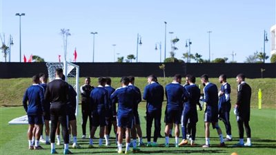 قبل انطلاق المران.. كولر يجتمع مع لاعبي الأهلي للحديث عن مباراة ريال مدريد