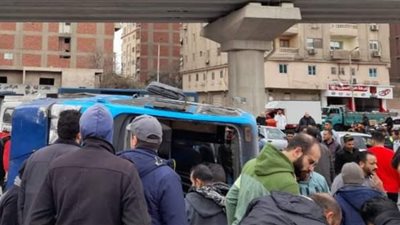 إصابة 20 شخصًا إثر انقلاب «ميني باص» بشارع جسر السويس | صورة