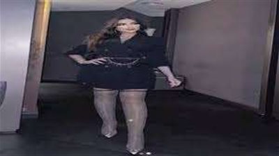 بفستان أسود قطيفة.. دنيا بطمة تستعرض رشاقتها