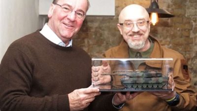 بشكل مفاجئ.. وزير الدفاع الألماني في كييف