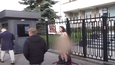 شاهد.. ناشطة نسائية  تحتج 