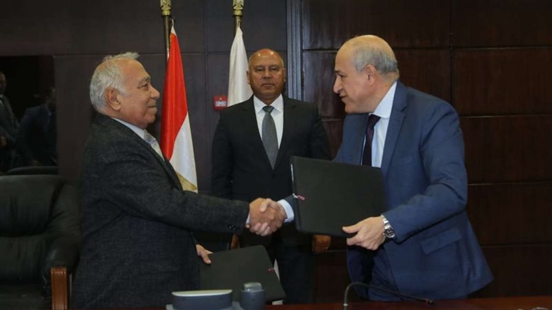 وزير النقل يشهد توقيع