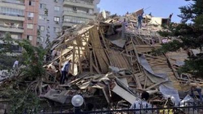 انهيار 6 مباني.. وزير الداخلية التركي يكشف آخر تطورات زلزال إزمير