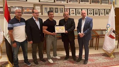 اللجنة الأولمبية تكرم محمد عصب بطل كمال الأجسام