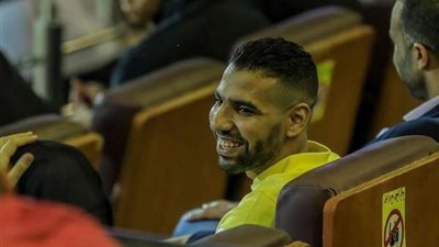 محمود الخطيب ومؤمن ذكريا يسلمان درع الدوري للاعبي الأهلي