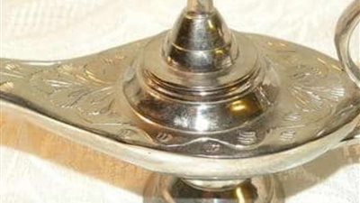 لاستحضار الأرواح..  طبيب يشتري مصباح علاء الدين بمبلغ خيالي