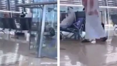 يدعي الإلوهية.. شاهد| مسافر في مطار جدة يثير الجدل بكلماته الغريبة