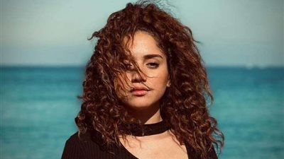 رنا رئيس تؤدي مناسك العمرة تزامنا مع ذكرى رحيل والدها