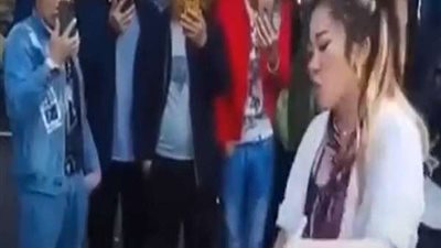 حركات بهلوانية ورقص.. تصرفات غريبة من طباخة أثناء طهي الطعام (فيديو)