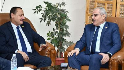 رئيس جامعة قناة السويس يستقبل اللواء هشام السماحي محاضر اليوم الثانى لدورة الإستراتيجية والأمن القومي