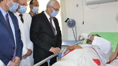 نائب وزير التربية والتعليم يزور معلم سمنود المعتدى عليه