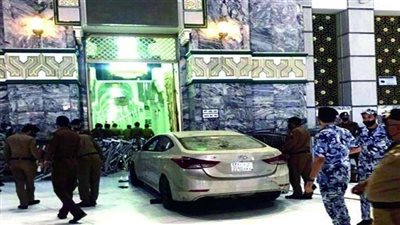 بعد اقتحام سيارة لساحة الحرم المكي.. السلطات السعودية تتخذ إجراءات جديدة