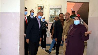 محافظ القليوبية يتفقد مقار اللجان الانتخابية ومشروع تطوير طريق الشركات