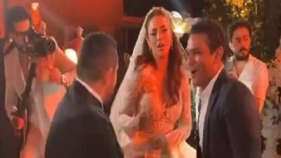 على أنغام مليونير.. درة ترقص برفقة آسر ياسين في حفل زفافها (فيديو)