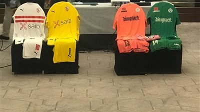 الزمالك بالزي الرسمي في مواجهة الرجاء