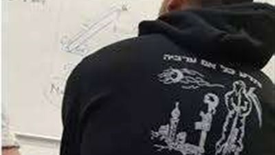 طلاب اسرائليين يرتدون قمصان تحرض على قتل الفلسطينين في الجامعات العبرية