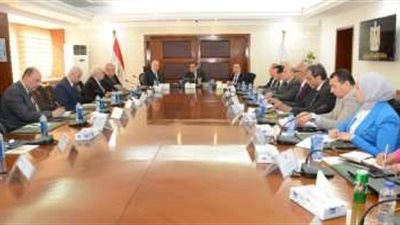 وزير التنمية المحلية يبحث خطة تطوير  هيئتى النقل العام بالقاهرة والإسكندرية