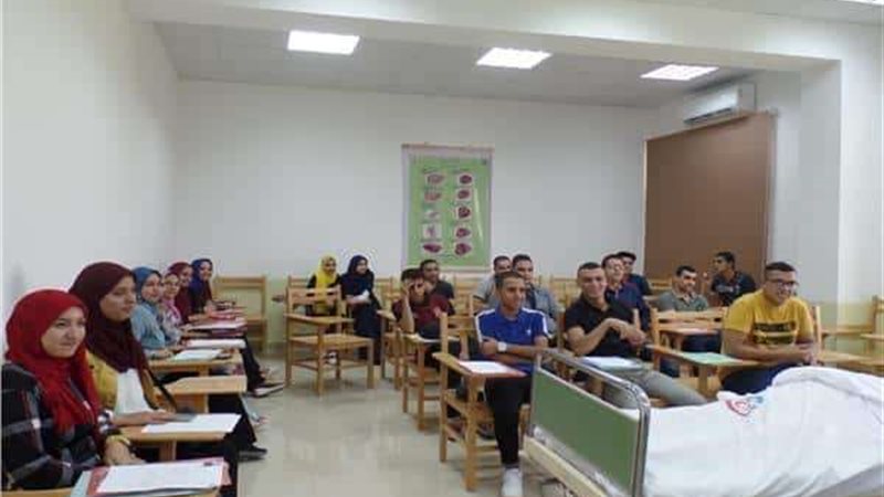 طلاب يدرسون في معهد