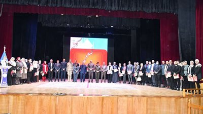 رئيس جامعة القناة ومدير كلية الدفاع الوطني يشهدان حفل تخريج دورة الأمن القومي