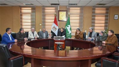 محافظ الشرقية يجتمع برؤساء مراكز الزقازيق وفاقوس والإبراهيمية لمناقشة خطط العمل