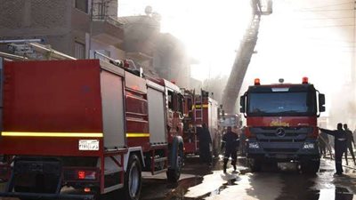 بدون إصابات.. قوات الحماية المدنية تسيطر على حريق أعلى سطح عقار بالجيزة