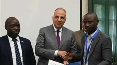وزير الري يسلم 19 متدربا إفريقيا شهادات إتمام دورة هندسة هيدروليكا أحواض الأنهار