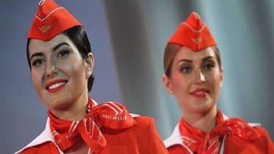 مضيفات الطيران يكشفن سبب استخدام طلاء الشفاه فاقع الحمرة