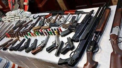ضبط أسلحة نارية وبيضاء بحوزة شخص بالقاهرة دون ترخيص