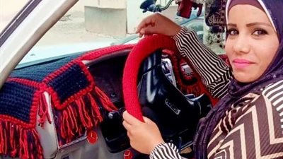 بنت بـ100راجل.. فتاة الصعيد تنجد فرش السيارات والموتوسيكلات