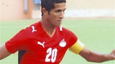 شاهد.. لاعب منتخب مصر يهاجم أسرة محمد صلاح ويكشف عن أزمته الآخيرة