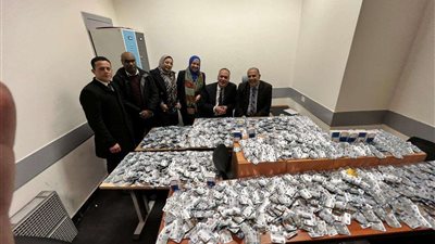 القبض على مصري في مطار القاهرة أثناء قيامه بتهريب مواد مخدرة ... صور