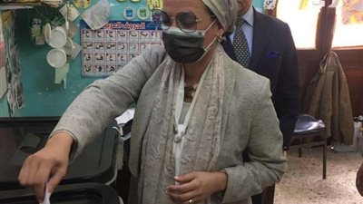 وزيرة البيئة تُدلي بصوتها في الانتخابات بمصر الجديدة